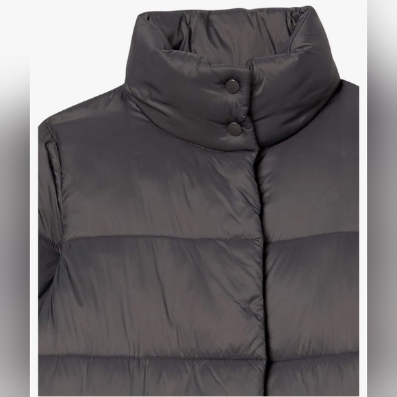 Amazon Essentials Women's Lightweight Water-Resistant Longer Cocoon Puffer - Picture 5 of 7